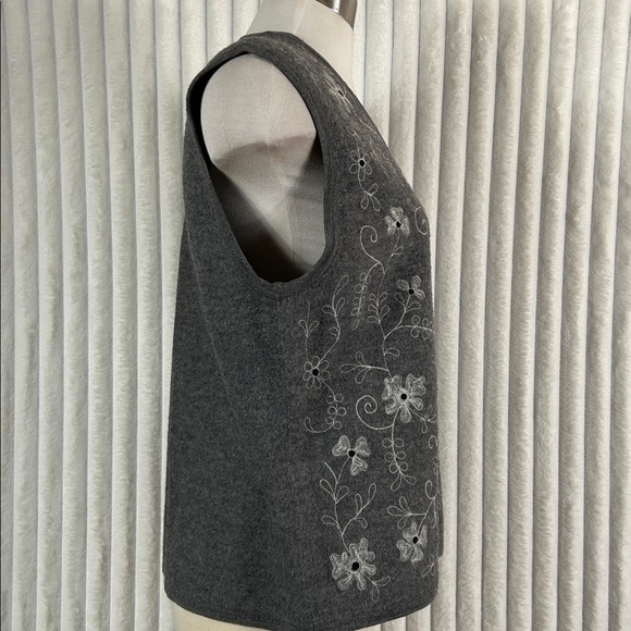 Vintage Talbots gray with white floral embroidered wool button front vest M - Picture 5 of 10
